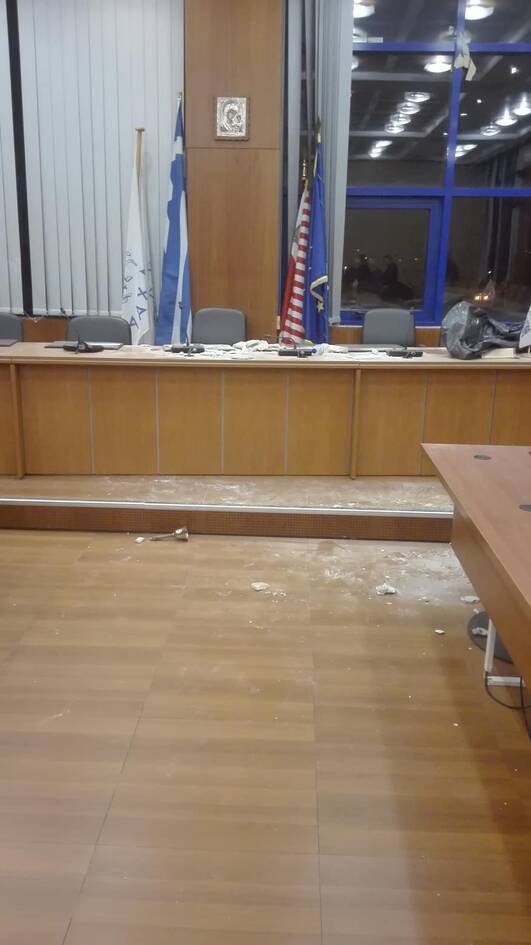 Ξύλο στο Δημοτικό Συμβούλιο Αχαρνών: Επιτέθηκαν με μπάζα (φωτό-video) axarnes 4