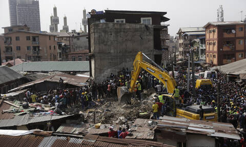 Νιγηρία: Οχτώ νεκροί από την κατάρρευση του κτηρίου στο Λάγος (pics+vid)