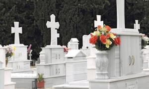 Φρίκη: Την έθαψαν όρθια σε πλαστικό φέρετρο στο Γ' Νεκροταφείο