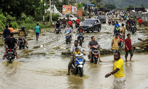 Τραγωδία στην Ινδονησία: 2 νεκροί από κατολίσθηση - Στους 58 οι νεκροί από τις πλημμύρες (pics)