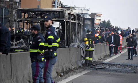 Τρόμος στην Ιταλία: Οδηγός πυρπόλησε λεωφορείο γεμάτο παιδιά (Pics+Vid)