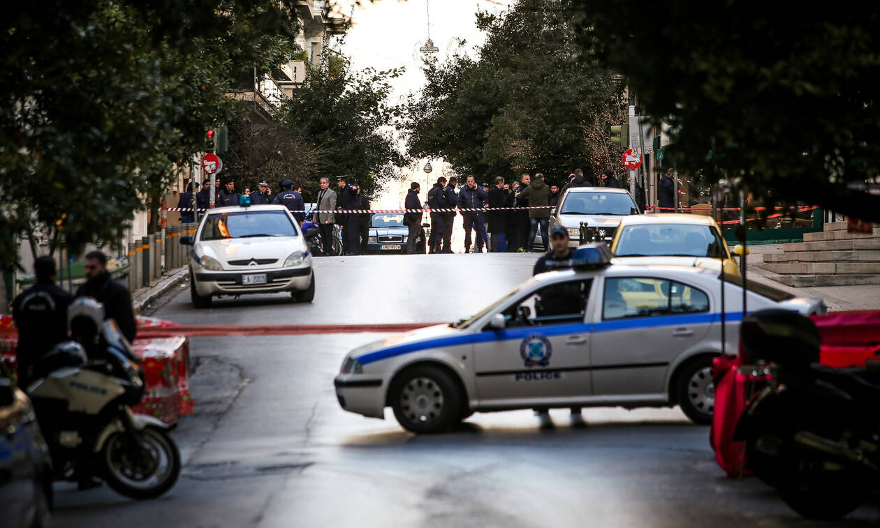 Î˜ÏÎ¯Î»ÎµÏ ÏƒÏ„Î· Î›ÎµÏ‰Ï†ÏŒÏÎ¿ Î’Î¿Ï…Î»Î¹Î±Î³Î¼Î­Î½Î·Ï‚: Î Ï…ÏÎ¿Î²ÏŒÎ»Î·ÏƒÎµ Ï„Î· ÏƒÏÎ½Ï„ÏÎ¿Ï†ÏŒ Ï„Î¿Ï… ÎºÎ±Î¹ Î±Ï€Î¿Ï€ÎµÎ¹ÏÎ¬Î¸Î·ÎºÎµ Î½Î± Î±Ï…Ï„Î¿ÎºÏ„Î¿Î½Î®ÏƒÎµÎ¹