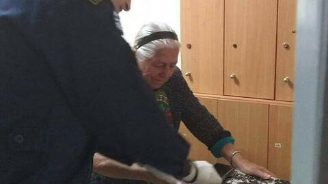 «Δεν θα ξαναβγώ να πουλήσω παντοφλάκια»: Συγκλονίζει η 90χρονη μετά τη σύλληψή της