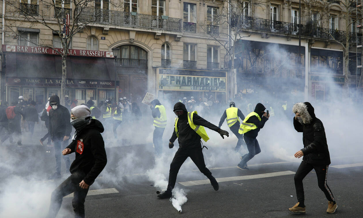 Γαλλία: Σφοδρές συγκρούσεις στις διαδηλώσεις των «κίτρινων γιλέκων» (pics+vid)