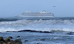 Θρίλερ με την εκκένωση του κρουαζιερόπλοιου: Τα γιγαντιαία κύματα απειλούν διασώστες και επιβάτες 