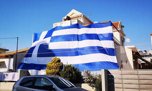 25η Μαρτίου: Κάλυψε το σπίτι του με μια τεράστια σημαία 140 τ.μ. (pics)