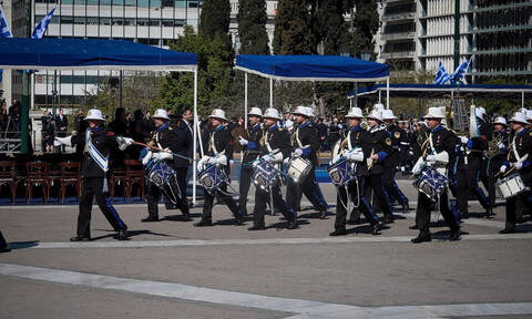 25η Μαρτίου: Με το «Μακεδονία ξακουστή» στο Σύνταγμα η μπάντα του Πολεμικού Ναυτικού (vid)