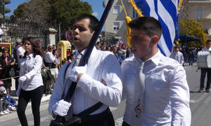 25η Μαρτίου - Παρέλαση στα Χανιά: Το πιο θερμό χειροκρότημα για τον τυφλό σημαιοφόρο (pic)