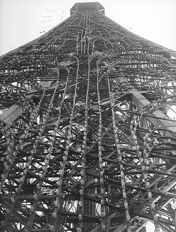 Σπάνιες φωτογραφίες: Έτσι φτιάχτηκε ο πύργος του Άιφελ 