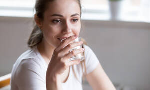Μήπως δεν πίνετε αρκετό νερό; Ποια σημάδια στέλνει το σώμα (video)