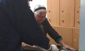 Οργή και θλίψη: Πρόστιμο 200 ευρώ στην 90χρονη γιαγιά που πουλούσε «τερλίκια»