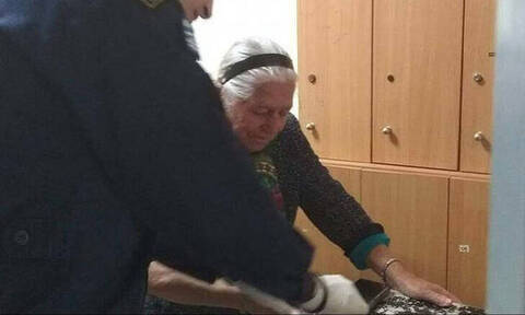«Παγώνει» το πρόστιμο των 200 ευρώ στην 90χρονη γιαγιά που πουλούσε «τερλίκια»