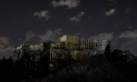 «Ώρα της Γης»: Στο σκοτάδι «βυθίστηκε» η Αθήνα – Δείτε φωτογραφίες