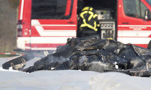 Συντριβή αεροσκάφους στη Γερμανία με τρεις νεκρούς - Έπεσε πάνω σε αυτοκίνητο της αστυνομίας (pics)
