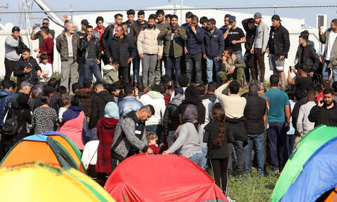 Ένταση στα Διαβατά: Πρόσφυγες κατασκήνωσαν έξω από το κέντρο φιλοξενίας (pics&vids)