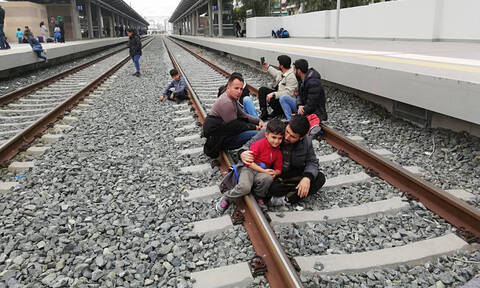 Σταθμός Λαρίσης: Κατάληψη από μετανάστες στις γραμμές - Σταμάτησαν τα δρομολόγια των τρένων (pics)