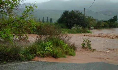 Στο έλεος της κακοκαιρίας η Κρήτη: Πλημμύρες και καταστροφές - Παρασύρθηκαν αυτοκίνητα (pics-vid)