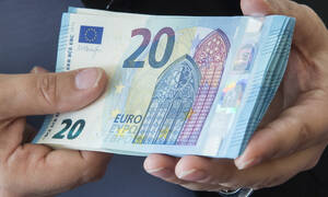 Νέο μηνιαίο επίδομα 100 ευρώ: Δείτε ΕΔΩ τους δικαιούχους