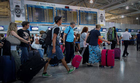 Η μεγάλη αλλαγή στα αεροδρόμια: Μην πάτε μόνο με ταυτότητα - Δείτε τι αλλάζει