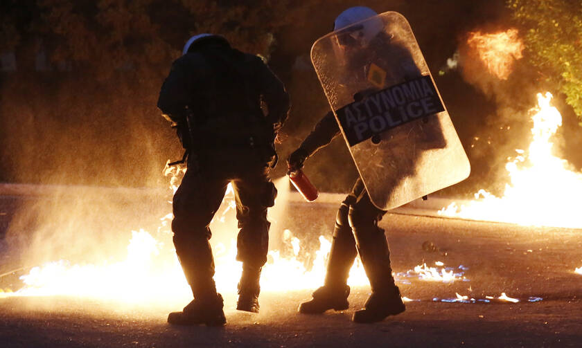 «Πεδίο μάχης» η Αθήνα: Μπαράζ επιθέσεων το βράδυ - Ένας τραυματίας και μια σύλληψη