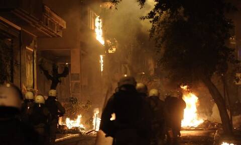 «Μάχες» και πάλι στην Αθήνα: Πέτρες, μολότοφ και ένταση στα Εξάρχεια 
