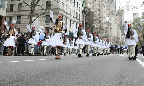 Στα γαλανόλευκα η Νέα Υόρκη! Δείτε την παρέλαση της Ομογένειας στην 5η Λεωφόρο του Μανχάταν (vids)