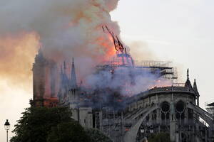 Παναγία των Παρισίων: Έτσι ξεκίνησε η φωτιά (pics+vids)
