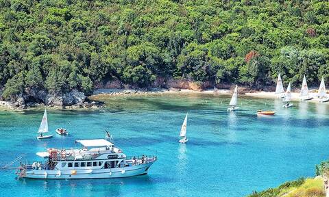 Μαντέψτε που βρίσκεται μια από τις ωραιότερες παραλίες της Ελλάδας! (video+photos)