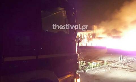 Θεσσαλονίκη: Υπό έλεγχο η πυρκαγιά σε εργοστάσιο ανακύκλωσης στη Σίνδο (pics&vid)