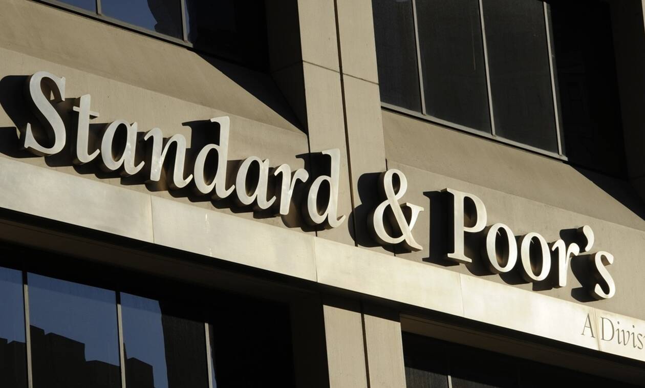 Standard & Poor's: Επιβεβαίωσε το μακροπρόθεσμο αξιόχρεο της Ελλάδας Β+ με θετική προοπτική