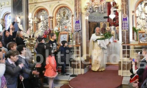 Χίος: O «ιπτάμενος» ιερέας έκλεψε και πάλι την παράσταση στην πρώτη Ανάσταση