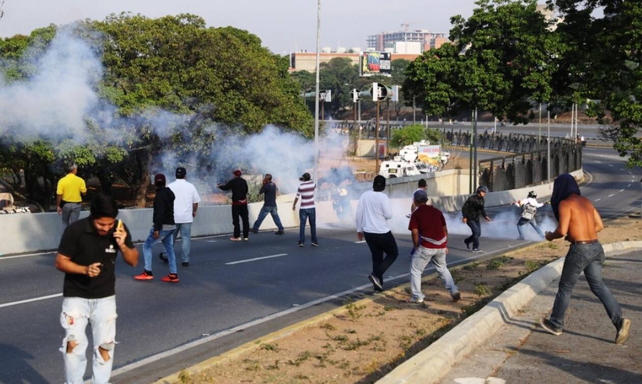 Θρίλερ στη Βενεζουέλα: Σε στρατιωτική εξέγερση καλεί ο Γκουαϊδό - Για πραξικόπημα μιλά ο Μαδούρο