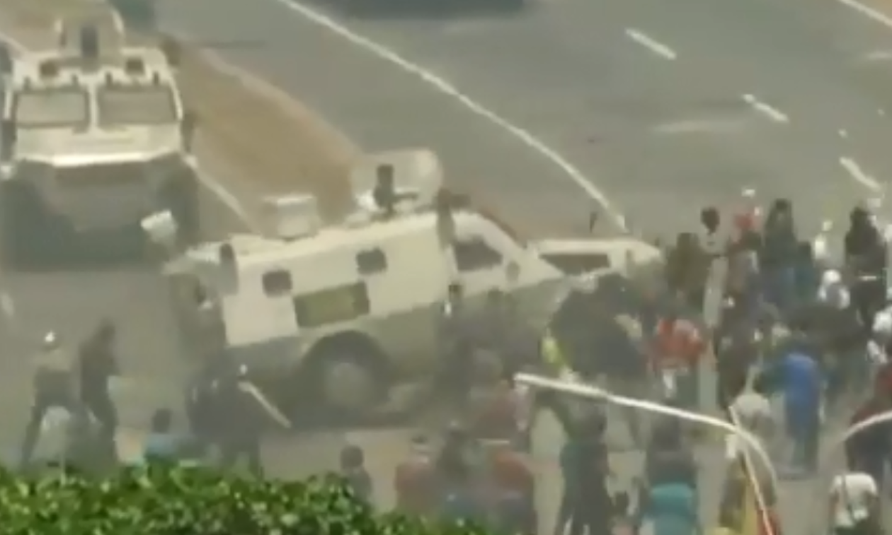 Βενεζουέλα - Βίντεο ΣΟΚ: Τεθωρακισμένο του Μαδούρο παρέσυρε διαδηλωτές στο Καράκας