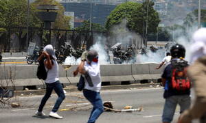 Χάος στη Βενεζουέλα: Συγκρούσεις με μολότοφ και δακρυγόνα στο Καράκας (pics+vid)