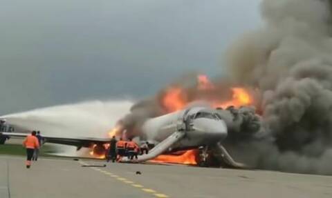 Συγκλονιστικό βίντεο: Μπαίνει στο φλεγόμενο αεροπλάνο για να σώσει τον πιλότο!