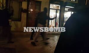 Τρόμος στου Ψυρρή: Κουκουλοφόροι πέταξαν μολότοφ και έσπασαν καταστήματα - Αποκλειστικό βίντεο