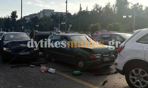 Εικόνες - ΣΟΚ: Ασύλληπτη καραμπόλα στο κέντρο της Αθήνας - Τρεις τραυματίες