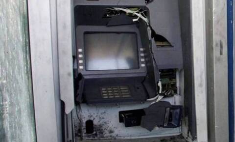 Αττική: Ανατίναξαν μηχάνημα ΑΤΜ στη Σαρωνίδα - Οι δράστες πήραν τις κασετίνες με τα χρήματα