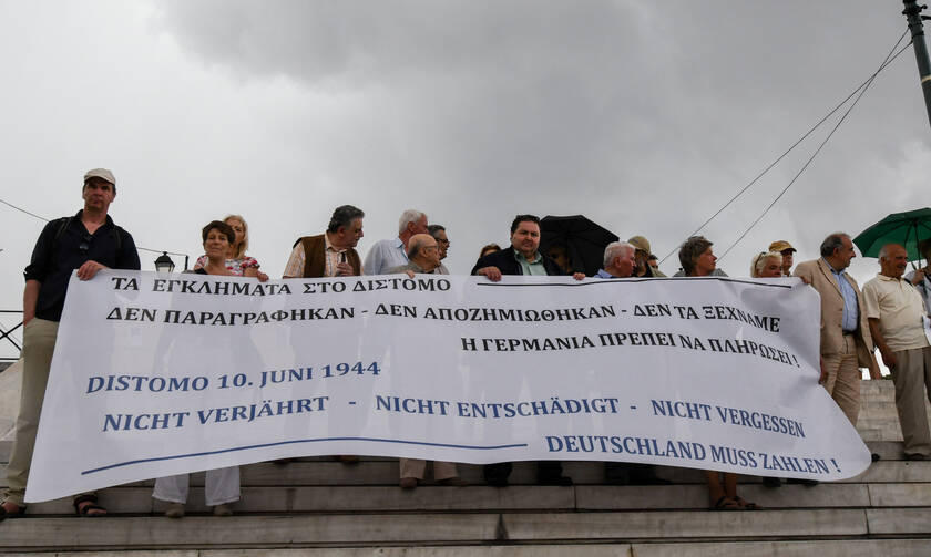 Διαμαρτυρία στο Σύνταγμα: «Το Βερολίνο οφείλει στην Αθήνα, το δάνειο της κατοχής πληρώσαμε με πείνα»
