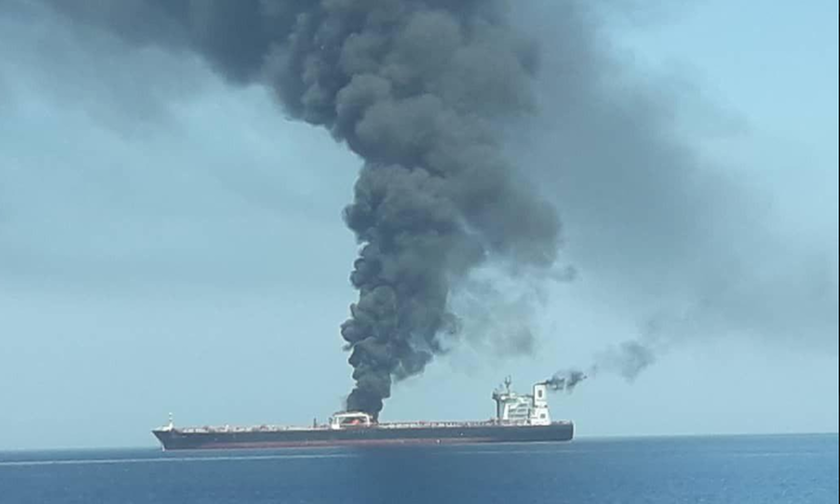«Κόλαση» στον Κόλπο του Ομάν: Από τορπίλες και μαγνητικές νάρκες χτυπήθηκαν τα δεξαμενόπλοια