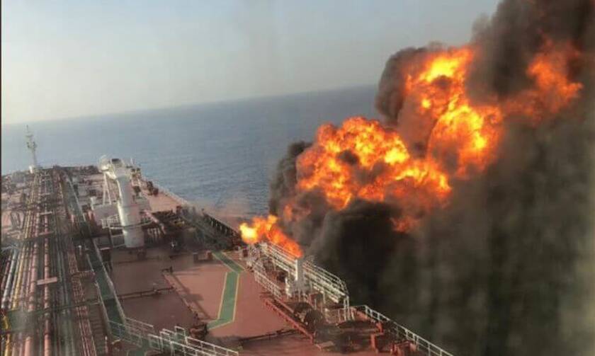 «Κόκκινος» συναγερμός στον Κόλπο του Ομάν: Συγκλονίζουν οι εικόνες από το φλεγόμενο τάνκερ