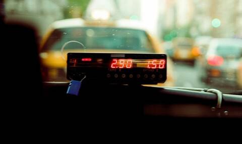 Θεσσαλονίκη: Ταξιτζής έπαθε το ΣΟΚ της ζωής του όταν κοίταξε στα καθίσματα
