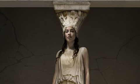 Ελληνίδα τραγούδησε στο Βρετανικό Μουσείο για την επιστροφή των Γλυπτών του Παρθενώνα (vid)