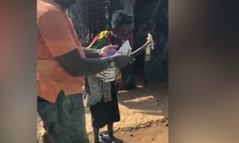 Συγκινητικό βίντεο: Γυναίκα στην Ουγκάντα φορά για πρώτη φορά παπούτσια - Δείτε την αντίδρασή της