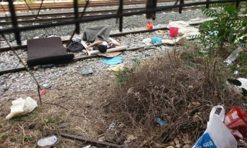 Εικόνες ντροπής στη Θεσσαλονίκη - Μετανάστες κοιμούνται στις ράγες των τρένων