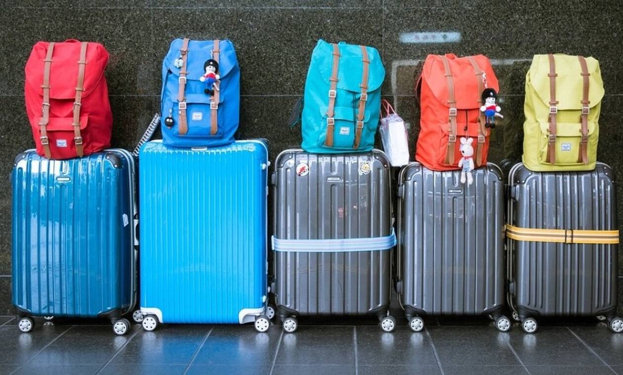 Πανικός στο αεροδρόμιο: «Άφωνοι» οι αστυνομικοί όταν άνοιξαν τις βαλίτσες (vid)