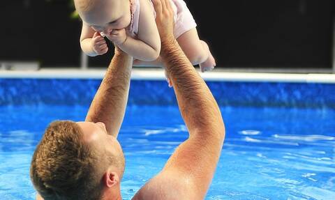Είδε τον γιο του να πνίγεται σε πισίνα – Αυτό που έκανε άφησε τους πάντες άφωνους (vid)