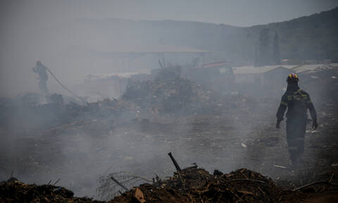 Φωτιά στη χωματερή της Φυλής: Σε επιφυλακή παραμένει η Πυροσβεστική