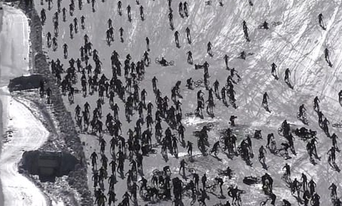 Απίστευτο βίντεο: Εκατοντάδες ποδηλάτες κατεβαίνουν την πλαγιά και ξαφνικά... το χάος!