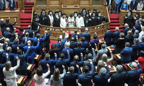 Депутаты греческого парламента приняли присягу